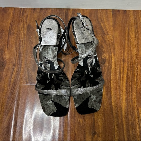 NWT Zara High Heeled Velvet Drawing Sandals Silver size 8 - Picture 2 of 9